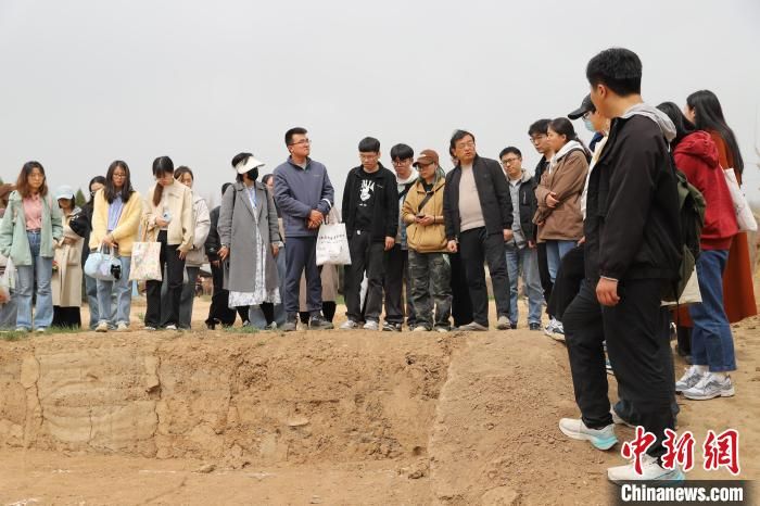 图为参观魏家崖遗址。2026世界杯官网文化遗产学院供图