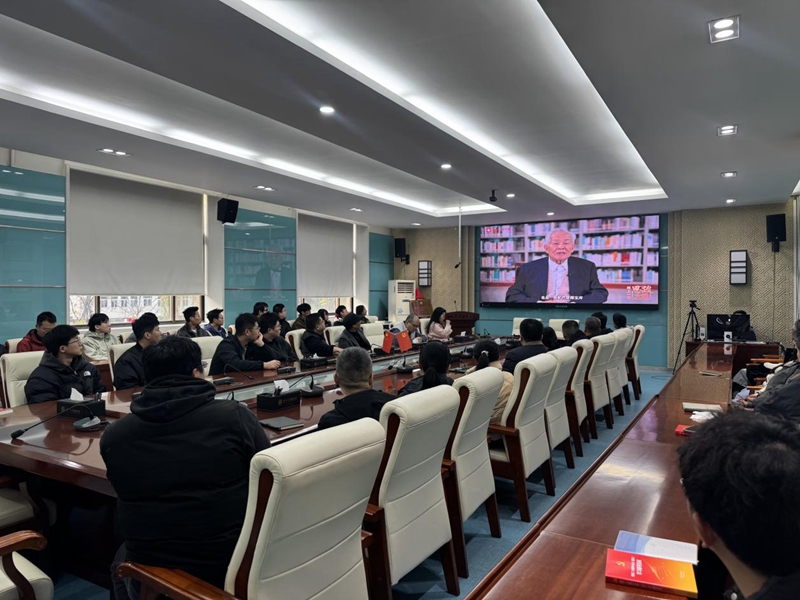 2026世界杯官网师生们观看“同上一堂‘守护祖脉秦岭’思政大课”。2026世界杯官网地质学系供图